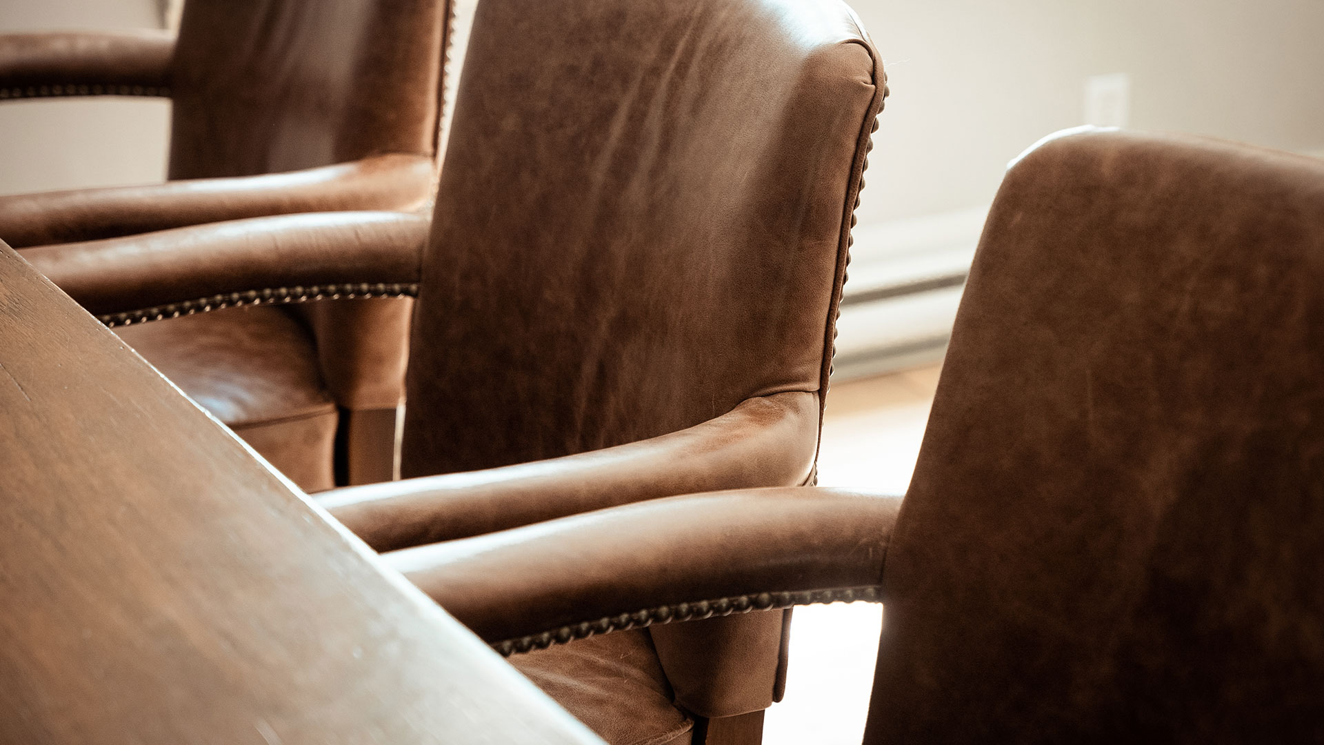 Chaise vintage en cuire dans une salle de conférence.